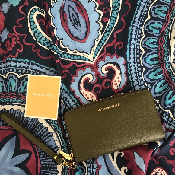 Michael Kors Handbags - Michael Kors Jet Set Wristlet Wallet